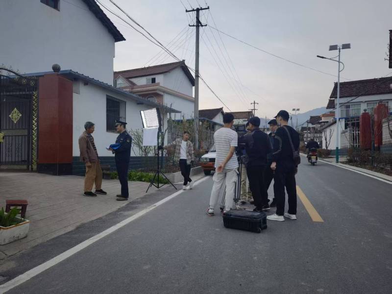 成都宣传片拍摄公司：影棚级灯光布景，打造超越日常的品牌仪式感